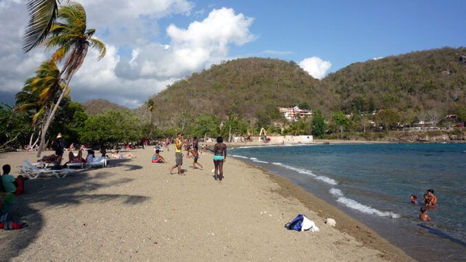 Playa Siboney en  Santiago de Cuba: El sol y el mar siempre le acompaña