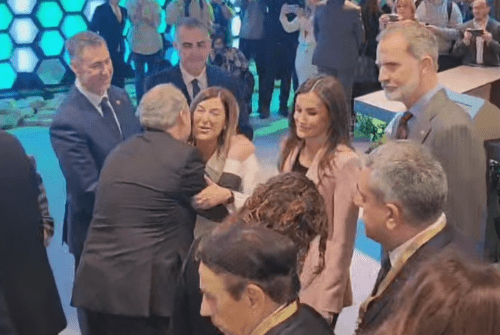 Buruaga nos devela la conversación que ha tenido con los Reyes en su visita al stand de Cantabria en FITUR en una intensa primera jornada