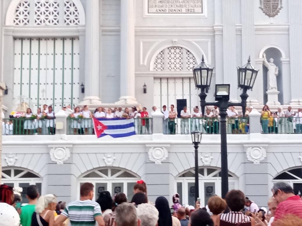 Cuba se echó a la calle con la esperanza de que la Virgen de la Caridad les redimiera de las carencias que viven