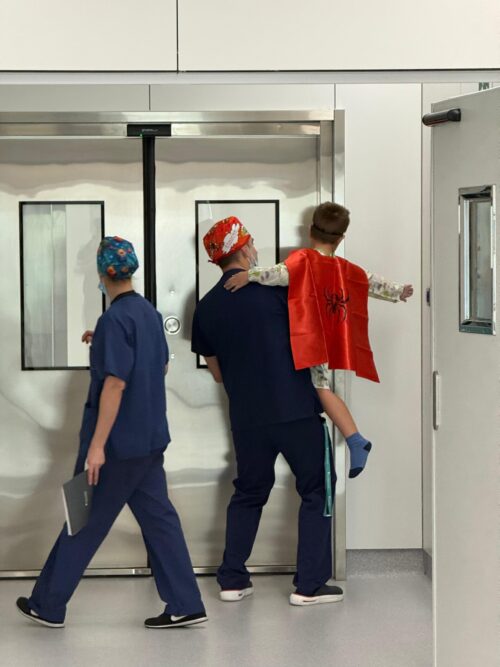 Capas y máscaras de superhéroes para el traslado de pacientes pediátricos a quirófano, en Quirónsalud Málaga