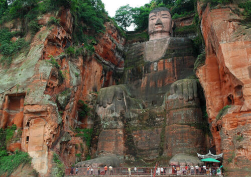 Cuando la piedra aprendió a respirar: el Gran Buda de Leshan frente al paso de trece siglos Cuando la piedra aprendió a respirar: el Gran Buda de Leshan frente al paso de trece siglos