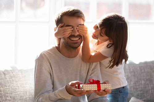 Los españoles gastarán una media de 79 euros en regalos para el Día del Padre en 2026 Los españoles gastarán una media de 79 euros en regalos para el Día del Padre en 2026