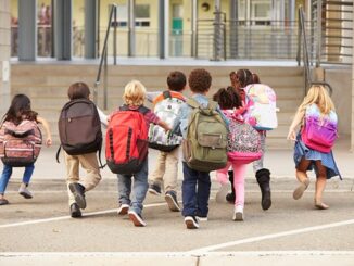 Los expertos advierten sobre los errores de los escolares en el uso de pantallas, mochilas o hábitos posturales para evitar problemas de espalda